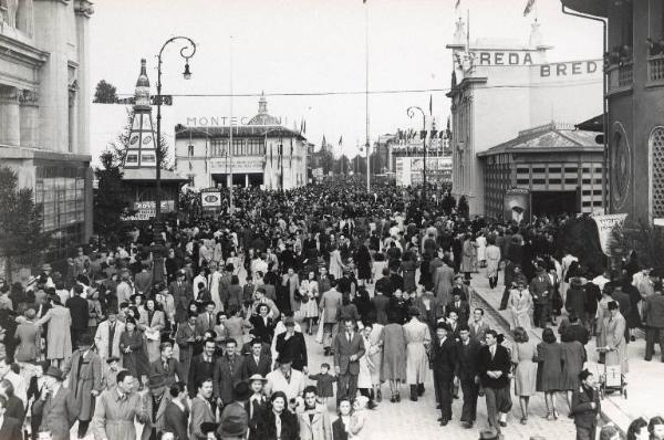 Fiera di Milano - Campionaria 1942 - Viale dell'industria e piazza Italia - Folla di visitatori