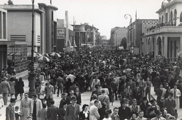 Fiera di Milano - Campionaria 1942 - Viale del commercio - Folla di visitatori