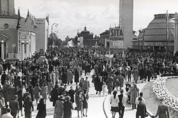 Fiera di Milano - Campionaria 1942 - Viale delle nazioni - Folla di visitatori