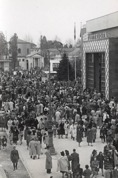 Fiera di Milano - Campionaria 1942 - Viale del commercio - Folla di visitatori