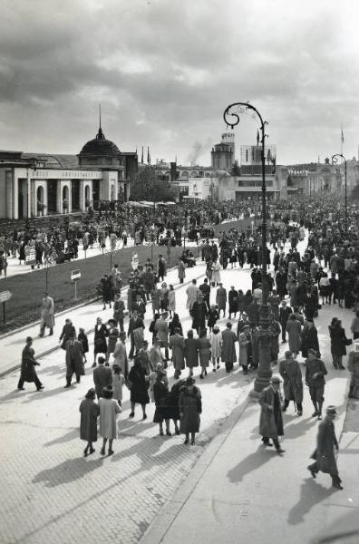 Fiera di Milano - Campionaria 1942 - Viale dell'industria - Folla di visitatori