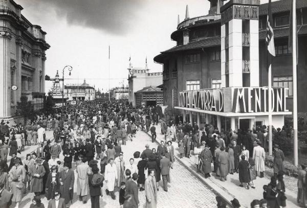 Fiera di Milano - Campionaria 1942 - Viale dell'industria - Folla di visitatori