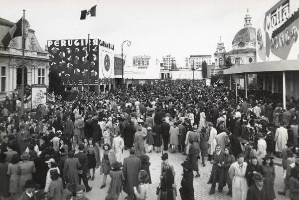 Fiera di Milano - Campionaria 1942 - Viale della scienza - Folla di visitatori