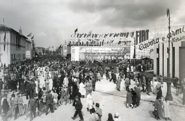 Fiera di Milano - Campionaria 1942 - Piazza Italia e viale dell'industria - Folla di visitatori