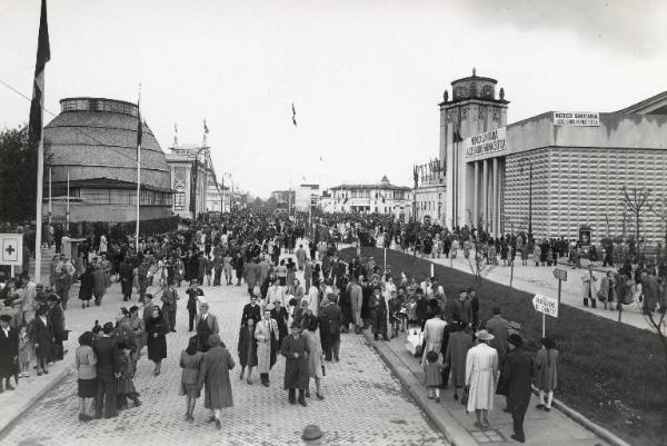 Fiera di Milano - Campionaria 1942 - Viale delle nazioni - Folla di visitatori