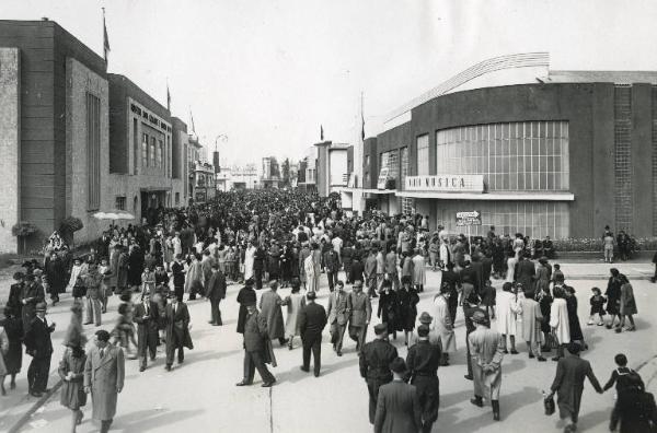 Fiera di Milano - Campionaria 1942 - Viale del commercio - Folla di visitatori