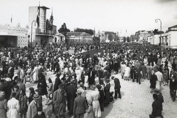 Fiera di Milano - Campionaria 1942 - Viale dell'industria - Folla di visitatori