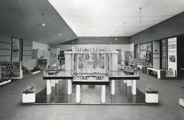 Fiera di Milano - Campionaria 1942 - Padiglione della chimica e materie plastiche - Sala interna