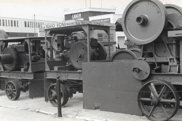 Fiera di Milano - Campionaria 1942 - Settore dell'edilizia - Stand di macchine per l'edilizia e stradali della S.A. Silvio Vona