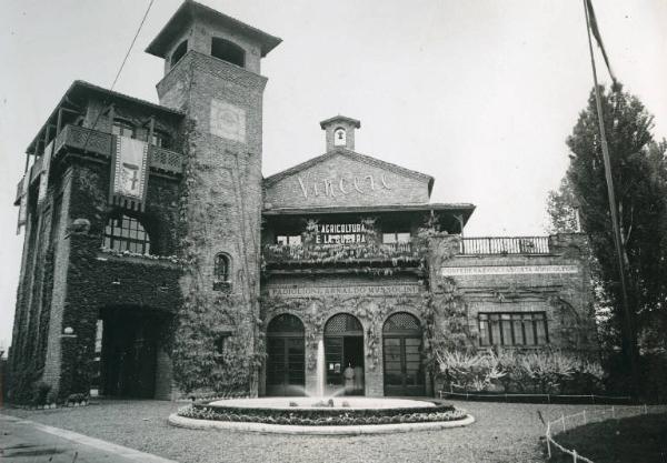 Fiera di Milano - Campionaria 1942 - Padiglione Arnaldo Mussolini (padiglione dell'agricoltura), sede della Mostra L'agricoltura e la guerra - Esterno