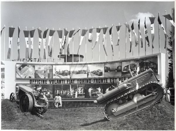 Fiera di Milano - Campionaria 1942 - Area espositiva della Fiat in piazza Italia