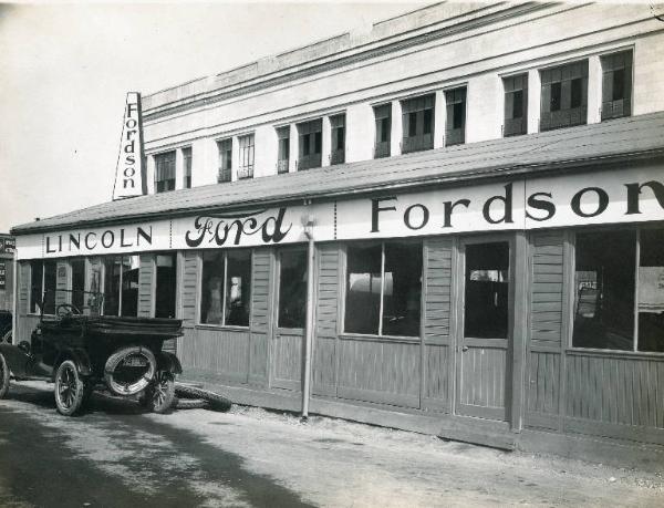 Fiera di Milano - Campionaria 1926 - Stand della Lincoln Ford