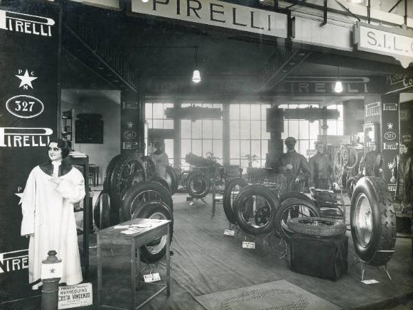 Fiera di Milano - Campionaria 1926 - Salone dell'automobile nel palazzo dello sport - Stand della Pirelli