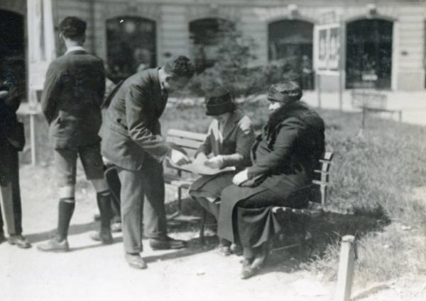 Fiera di Milano - Campionaria 1926 - Visitatori su un panchina