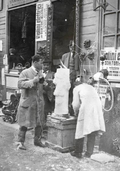 Fiera di Milano - Campionaria 1927 - Stand di violini elettrici per scultori e marmisti