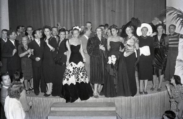 Fiera di Milano - Campionaria 1946 - Sfilata di moda in occasione della inaugurazione alla presenza del presidente della Repubblica Enrico De Nicola