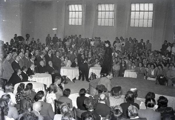 Fiera di Milano - Campionaria 1946 - Sfilata di moda in occasione della inaugurazione alla presenza del presidente della Repubblica Enrico De Nicola