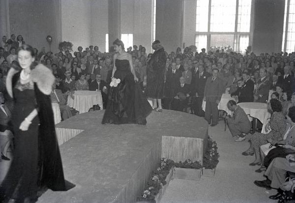 Fiera di Milano - Campionaria 1946 - Sfilata di moda in occasione della inaugurazione alla presenza del presidente della Repubblica Enrico De Nicola