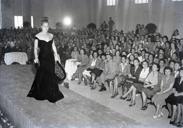 Fiera di Milano - Campionaria 1946 - Sfilata di moda in occasione della inaugurazione alla presenza del presidente della Repubblica Enrico De Nicola