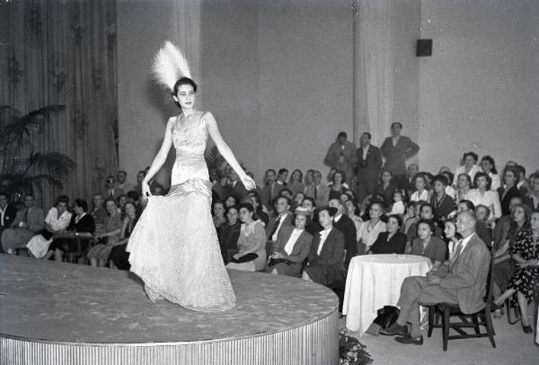 Fiera di Milano - Campionaria 1946 - Sfilata di moda in occasione della inaugurazione alla presenza del presidente della Repubblica Enrico De Nicola