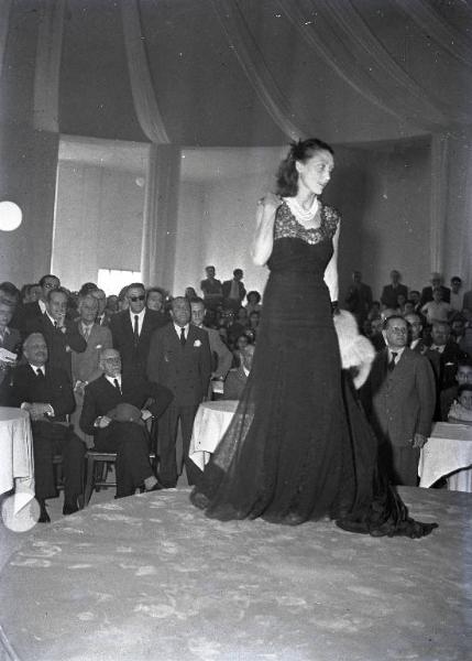 Fiera di Milano - Campionaria 1946 - Sfilata di moda in occasione della inaugurazione alla presenza del presidente della Repubblica Enrico De Nicola