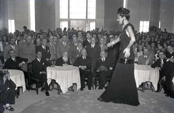 Fiera di Milano - Campionaria 1946 - Sfilata di moda in occasione della inaugurazione alla presenza del presidente della Repubblica Enrico De Nicola