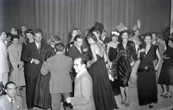 Fiera di Milano - Campionaria 1946 - Sfilata di moda in occasione della inaugurazione alla presenza del presidente della Repubblica Enrico De Nicola