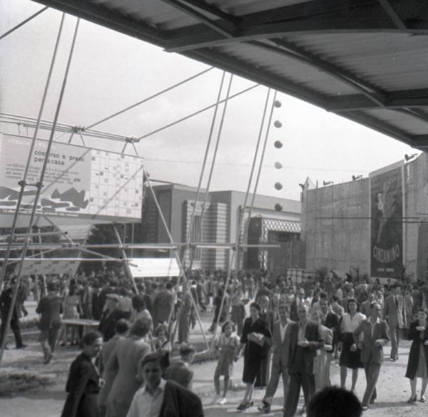 Fiera di Milano - Campionaria 1946 - Incrocio tra viale dell'industria e viale del commercio - Folla di visitatori