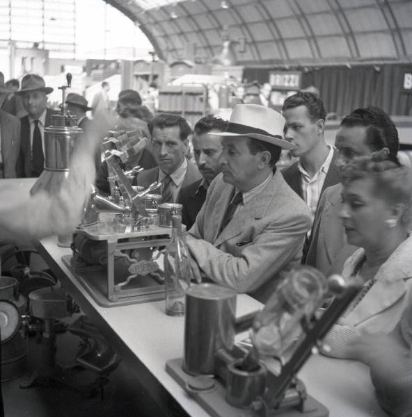 Fiera di Milano - Campionaria 1946 - Padiglione degli alimentari e dell'industria enologica - Interno