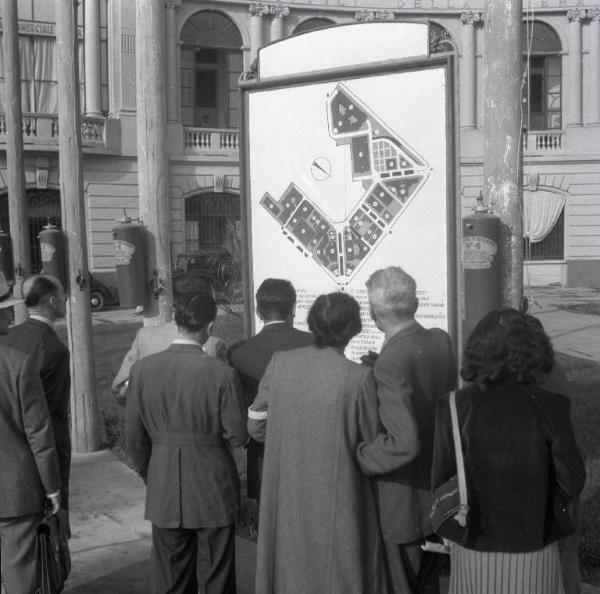 Fiera di Milano - Campionaria 1946 - Visitatori intorno al cartellone con la planimetria