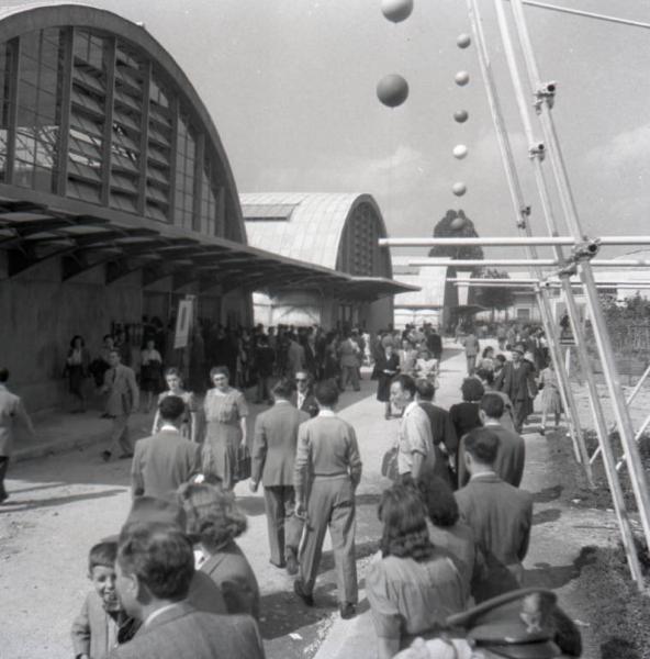 Fiera di Milano - Campionaria 1946 - Visitatori in un viale