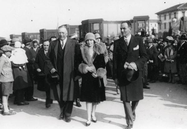 Fiera di Milano - Campionaria 1929 - Visita del duca di Bergamo Adalberto di Savoia e della duchessa di Pistoia Lydia di Arenberg