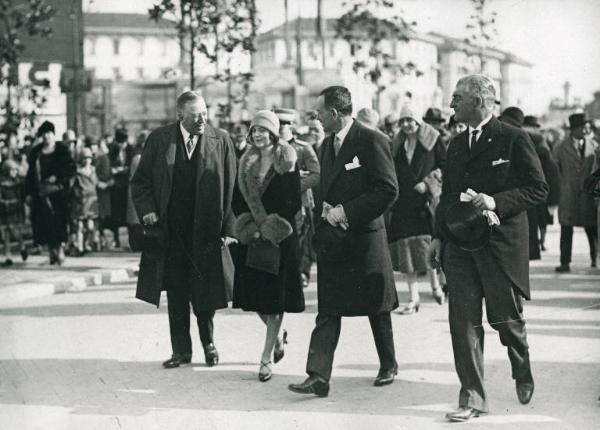 Fiera di Milano - Campionaria 1929 - Visita del duca di Bergamo Adalberto di Savoia e della duchessa di Pistoia Lydia di Arenberg