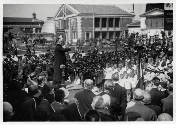 Fiera di Milano - Campionaria 1929 - Visita degli orfani di guerra