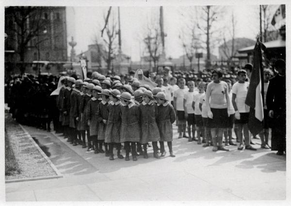 Fiera di Milano - Campionaria 1929 - Visita degli orfani di guerra