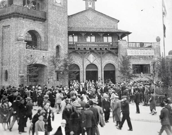 Fiera di Milano - Campionaria 1929 - Padiglione dell'agricoltura, sede della Mostra dell'economia montana - Visitatori all'entrata
