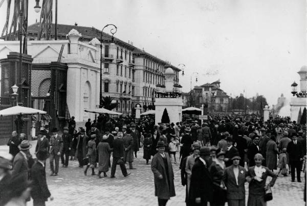 Fiera di Milano - Campionaria 1929 - Entrata di piazza Giulio Cesare - Folla di visitatori