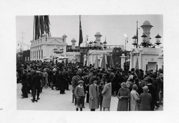 Fiera di Milano - Campionaria 1929 - Entrata di piazza Giulio Cesare - Folla di visitatori