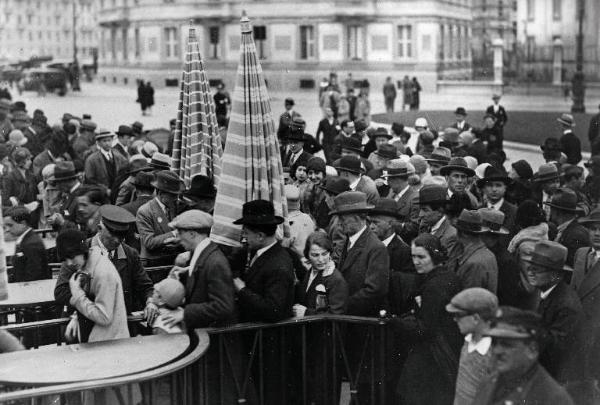 Fiera di Milano - Campionaria 1929 - Entrata di piazza Giulio Cesare - Folla di visitatori ai passaggi