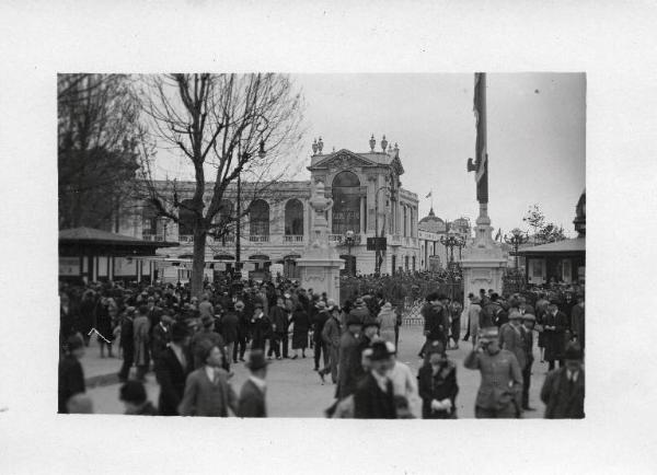 Fiera di Milano - Campionaria 1929 - Entrata di porta Domodossola - Folla di visitatori