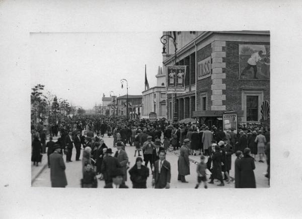 Fiera di Milano - Campionaria 1929 - Viale delle nazioni - Folla di visitatori