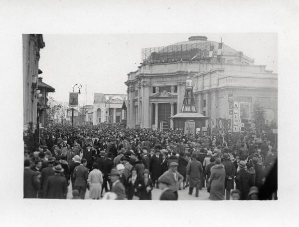 Fiera di Milano - Campionaria 1929 - Viale dell'industria - Folla di visitatori