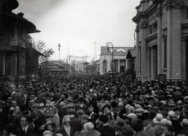 Fiera di Milano - Campionaria 1929 - Viale dell'industria - Folla di visitatori