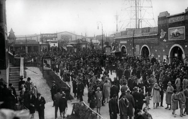 Fiera di Milano - Campionaria 1929 - Viale della scienza - Folla di visitatori