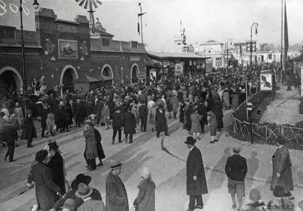 Fiera di Milano - Campionaria 1929 - Viale della scienza - Folla di visitatori