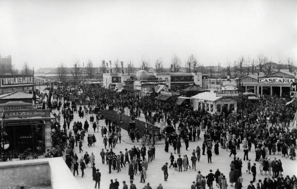 Fiera di Milano - Campionaria 1929 - Viale dell'agricoltura - Folla di visitatori
