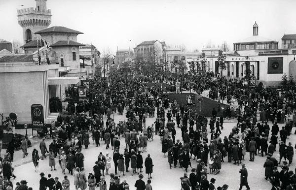 Fiera di Milano - Campionaria 1929 - Viale dell'industria - Folla di visitatori