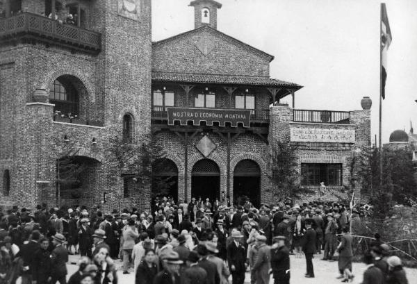 Fiera di Milano - Campionaria 1929 - Padiglione dell'agricoltura, sede della Mostra dell'economia montana - Folla di visitatori all'entrata