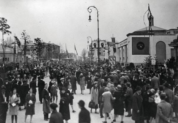 Fiera di Milano - Campionaria 1929 - Viale dell'industria - Folla di visitatori