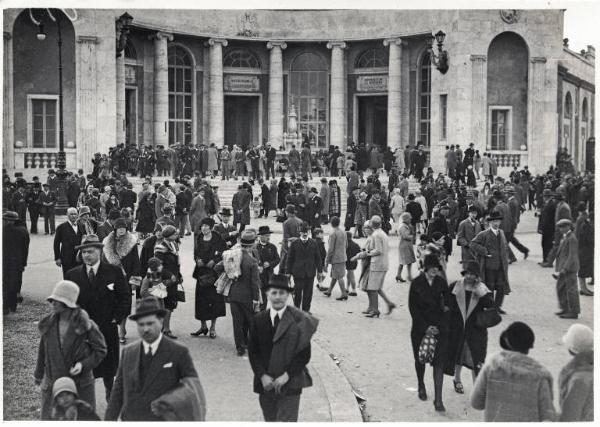 Fiera di Milano - Campionaria 1929 - Padiglione delle applicazioni elettriche - Visitatori all'entrata